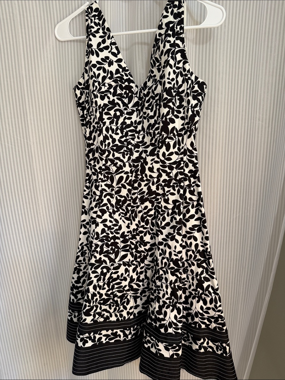 Jones Wear Dress - Black & White Leaf Print Sundress - Picture 4 of 10